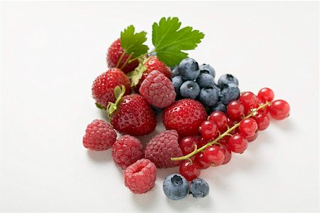 Assorted berries with leaves Stock Photo - Premium Royalty-Free, Code: 659-01858454