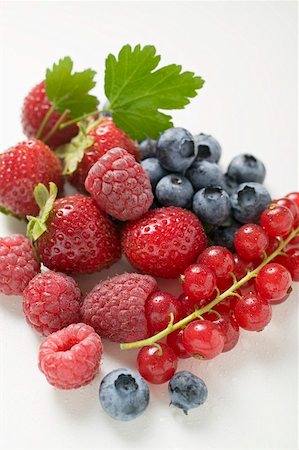simsearch:659-01844009,k - Assorted berries with leaves Foto de stock - Sin royalties Premium, Código: 659-01858455