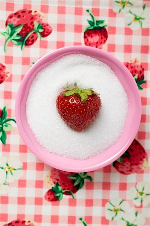simsearch:659-03526616,k - Strawberry in a small dish of sugar Foto de stock - Sin royalties Premium, Código: 659-01858450