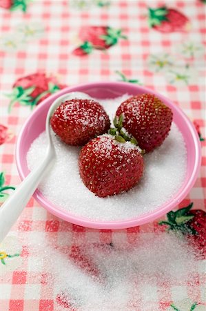 simsearch:659-03526616,k - Three strawberries in a small dish of sugar Foto de stock - Sin royalties Premium, Código: 659-01858451