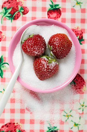 simsearch:659-01857965,k - Three strawberries in a small dish of sugar Foto de stock - Sin royalties Premium, Código: 659-01858452