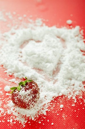 simsearch:659-03526616,k - Strawberry with icing sugar Foto de stock - Sin royalties Premium, Código: 659-01858465