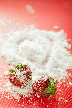 simsearch:659-03526616,k - Two strawberries with icing sugar Foto de stock - Sin royalties Premium, Código: 659-01858466