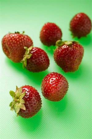 simsearch:659-01858242,k - Plusieurs fraises sur fond vert Photographie de stock - Premium Libres de Droits, Code: 659-01858461