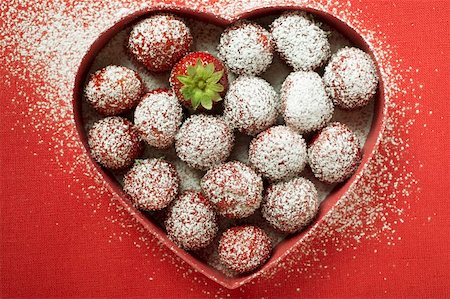 simsearch:659-01844918,k - Sugared strawberries in heart- shaped bowl Foto de stock - Sin royalties Premium, Código: 659-01858463