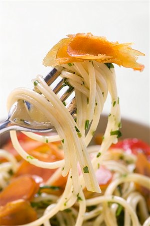 spaghetti - Spaghetti with bresaola and tomatoes (close-up) Stock Photo - Premium Royalty-Free, Code: 659-01858504