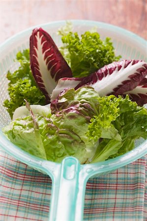 simsearch:659-01842582,k - Assorted salad leaves in plastic strainer Foto de stock - Sin royalties Premium, Código: 659-01858564