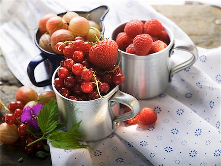 simsearch:659-01858328,k - Still life with assorted berries in cups Fotografie stock - Premium Royalty-Free, Codice: 659-01858586