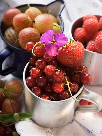 simsearch:659-01864846,k - Still life with assorted berries in cups Foto de stock - Sin royalties Premium, Código: 659-01858582