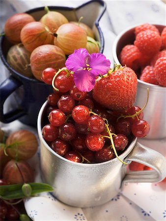 simsearch:659-01864847,k - Nature morte aux fruits assortis en tasses Photographie de stock - Premium Libres de Droits, Code: 659-01858582