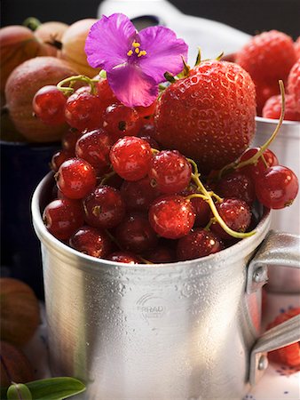 simsearch:659-01858328,k - Still life with assorted berries in cups Fotografie stock - Premium Royalty-Free, Codice: 659-01858583