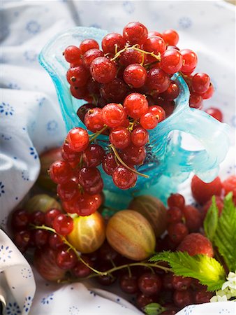 simsearch:659-01858065,k - Redcurrants in blue glass jug, surrounded by berries Stock Photo - Premium Royalty-Free, Code: 659-01858595