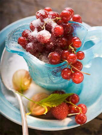 simsearch:659-01864846,k - Redcurrants in glass jug, sugar, gooseberries, raspberry Foto de stock - Sin royalties Premium, Código: 659-01858598