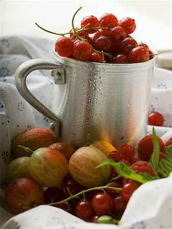 simsearch:659-01844009,k - Assorted berries, some in metal cup Foto de stock - Sin royalties Premium, Código: 659-01858591