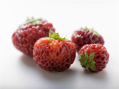 simsearch:659-01844009,k - Four strawberries Foto de stock - Sin royalties Premium, Código: 659-01858628