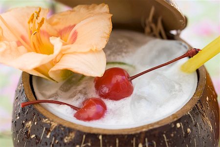 simsearch:659-03529091,k - Pina Colada avec fleur et cerises Photographie de stock - Premium Libres de Droits, Code: 659-01858647