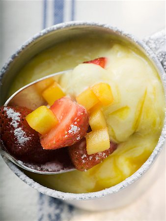 simsearch:659-01854143,k - Mango cream with strawberries and icing sugar Foto de stock - Royalty Free Premium, Número: 659-01858641