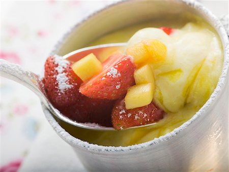 simsearch:659-01854143,k - Mango cream with strawberries and icing sugar Foto de stock - Royalty Free Premium, Número: 659-01858643
