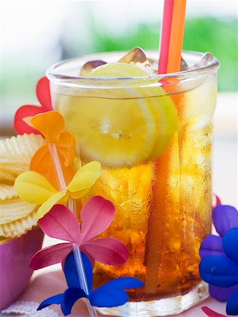 simsearch:659-01858654,k - Tequila Sunrise avec cubes de glace et de citron, de croustilles Photographie de stock - Premium Libres de Droits, Code: 659-01858668