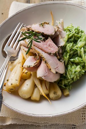 simsearch:659-01847015,k - Rolled pork roast with parsley roots and orzo Fotografie stock - Premium Royalty-Free, Codice: 659-01858685