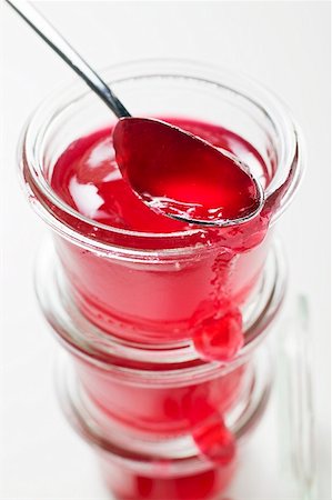 Three jars of redcurrant jelly, one opened, with spoon Foto de stock - Sin royalties Premium, Código: 659-01858688