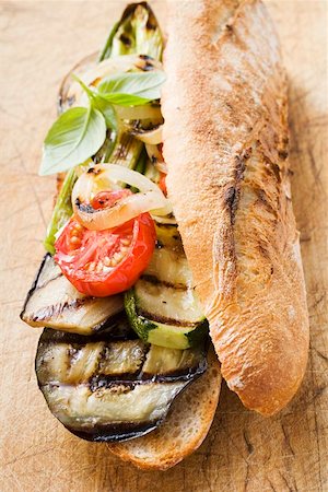 simsearch:659-01860961,k - Grilled vegetables and basil in baguette Foto de stock - Royalty Free Premium, Número: 659-01858702