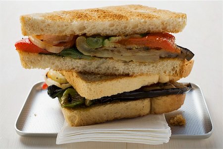 simsearch:659-01860949,k - Grilled vegetable sandwiches made with toast Foto de stock - Royalty Free Premium, Número: 659-01858710
