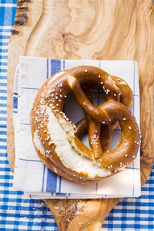 simsearch:659-01860394,k - Soft pretzels on tea towel on chopping board Stock Photo - Premium Royalty-Free, Code: 659-01858783