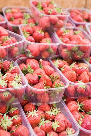 simsearch:659-01858242,k - Fraises en barquettes à un marché Photographie de stock - Premium Libres de Droits, Code: 659-01858816