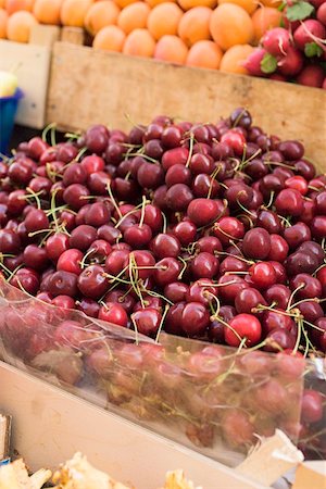 simsearch:659-01861667,k - A heap of cherries in a crate at a market Foto de stock - Sin royalties Premium, Código: 659-01858829