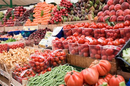 simsearch:659-01858819,k - Étal de marché avec des fruits et légumes frais Photographie de stock - Premium Libres de Droits, Code: 659-01858845