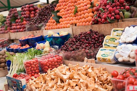 simsearch:659-01858819,k - Étal de marché aux légumes frais, champignons et fruits Photographie de stock - Premium Libres de Droits, Code: 659-01858846