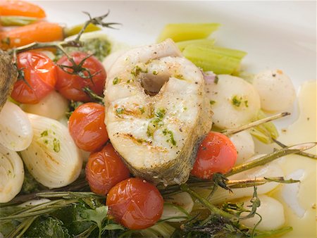 dicentrarchus labrax - Grilled sea bass cutlet on roasted vegetables Foto de stock - Royalty Free Premium, Número: 659-01858945