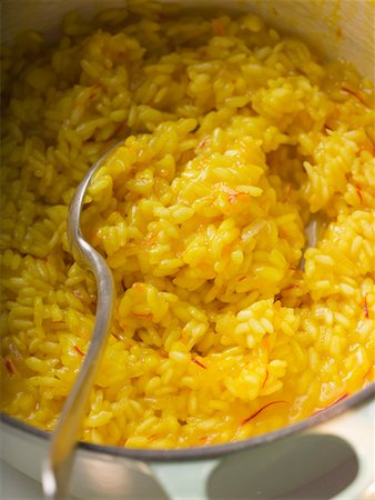 simsearch:659-01858981,k - Saffron risotto in pan with spoon Foto de stock - Sin royalties Premium, Código: 659-01858972