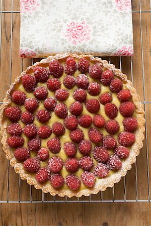 fruit cake top view - Raspberry tart with vanilla cream (overhead view) Foto de stock - Sin royalties Premium, Código: 659-01859001
