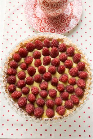 fruit cake top view - Raspberry tart with vanilla cream (overhead view) Foto de stock - Sin royalties Premium, Código: 659-01859003