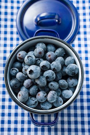 simsearch:659-01859030,k - Fresh blueberries in blue pan (overhead view) Foto de stock - Sin royalties Premium, Código: 659-01859027