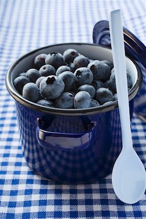 simsearch:659-01861042,k - Fresh blueberries in blue pan Foto de stock - Sin royalties Premium, Código: 659-01859028