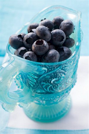 simsearch:659-01861042,k - Fresh blueberries in light blue glass jug Foto de stock - Sin royalties Premium, Código: 659-01859035