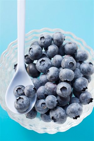 simsearch:659-01861042,k - Fresh blueberries in glass bowl with spoon (overhead view) Foto de stock - Sin royalties Premium, Código: 659-01859041