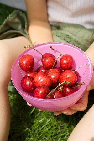 simsearch:659-01858229,k - Child's hands holding bowl of fresh red cherries Fotografie stock - Premium Royalty-Free, Codice: 659-01859055