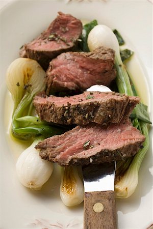 Beef steak, sliced, with roasted spring onions Foto de stock - Sin royalties Premium, Código: 659-01859098