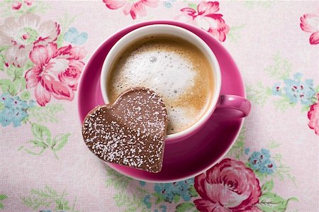 Cup of cappuccino with chocolate heart Foto de stock - Sin royalties Premium, Código: 659-01859125