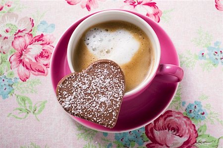 simsearch:659-06185734,k - Tasse de cappuccino avec coeur chocolat Photographie de stock - Premium Libres de Droits, Code: 659-01859128