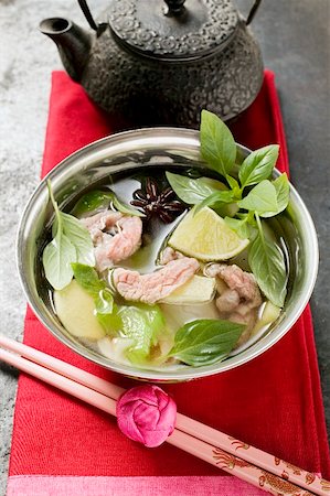 sopa de pollo - Chicken and lemon grass soup with lime, Thai basil (Asia) Foto de stock - Sin royalties Premium, Código: 659-01859138