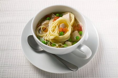 soupe de poulet - Noodle soup with chicken and vegetables Foto de stock - Sin royalties Premium, Código: 659-01859168