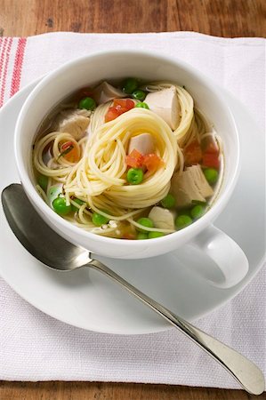 simsearch:659-03527936,k - Soupe de nouilles au poulet et légumes Photographie de stock - Premium Libres de Droits, Code: 659-01859170