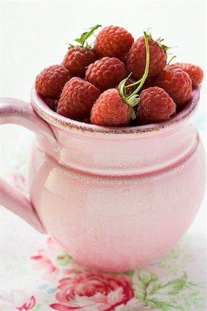 Fresh raspberries in a pink jug Stock Photo - Premium Royalty-Free, Code: 659-01859184