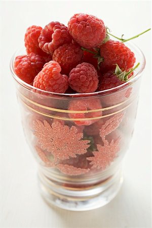 simsearch:659-01844009,k - Fresh raspberries in a glass Foto de stock - Sin royalties Premium, Código: 659-01859186