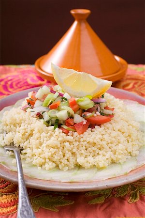 Couscous on cucumber slices with onions, leeks and peppers Foto de stock - Sin royalties Premium, Código: 659-01859199